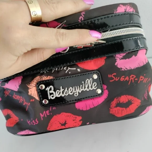 ✨RARE BETSEY JOHNSON LIPS MAKEUP BAG TRAVEL COSMETICS BAG BETSEY JOHNSON KISS✨ - Picture 2 of 6
